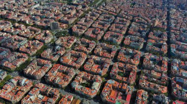 İspanya 'nın Katalonya kentindeki Barselona caddelerinde ilerleyen kare binaların ve trafiğin Havadan Kuşlar Gözü manzarası. Eixample yerleşim bölgesi