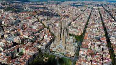 Barcelona şehrinin gökyüzü manzarası, Sagrada Familia Bazilikası ve Eixample yerleşim bölgesi. Güneşli bir gün, Katalonya, İspanya