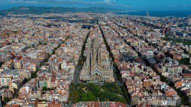 Barcelona şehrinin gökyüzü manzarası, Sagrada Familia Bazilikası ve Eixample yerleşim bölgesi. Güneşli bir gün, Katalonya, İspanya
