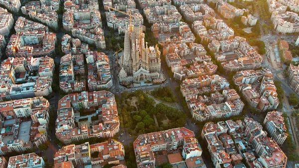 시에는 바르셀로나에 바실리카 사그라다 파밀리아를 공중에서 수있다 스페인의 카탈루냐 — 스톡 사진