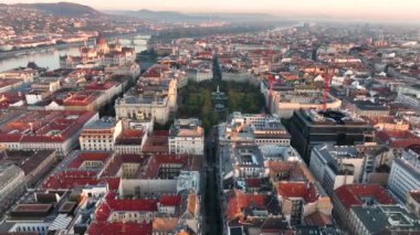 Budapeşte şehrinin gökyüzü manzarası, Liberty Square Szabadsag ter, Lipotvaros mahallesindeki halk meydanı