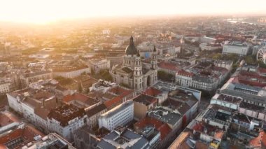 Büyüleyici Gündoğumu, Budapeşte şehrinin gökyüzü görüntüsü sabahın erken saatlerinde St. Stephens Bazilikası Szent Istvan Bazilikası. Macaristan