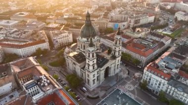 Büyüleyici Gündoğumu, Budapeşte şehrinin gökyüzü görüntüsü sabahın erken saatlerinde St. Stephens Bazilikası Szent Istvan Bazilikası. Macaristan