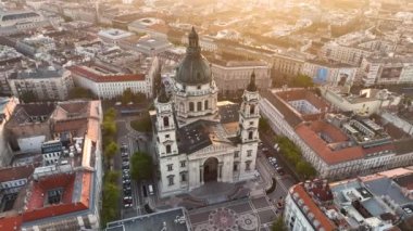 Büyüleyici Gündoğumu, Budapeşte şehrinin gökyüzü görüntüsü sabahın erken saatlerinde St. Stephens Bazilikası Szent Istvan Bazilikası. Macaristan