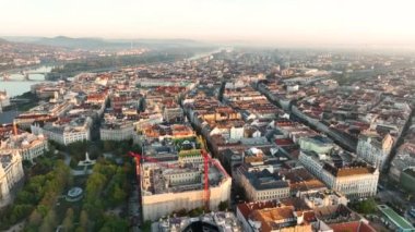 Macaristan 'ın Budapeşte şehrinin hava manzarası gün doğumunda yükseliyor