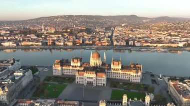 İnanılmaz Skyline, Budapeşte şehrinin Kuş Gözlü Hava Görüntüsü Kurucusu. Gündoğumunda Tuna nehri olan Macar Parlamento Binası. Macaristan