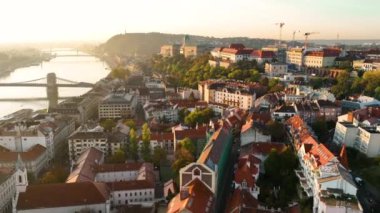 Budapeşte 'nin gökyüzü manzaralı Buda Kalesi Kraliyet Sarayı ve Tuna Nehri gündoğumunda, Macaristan