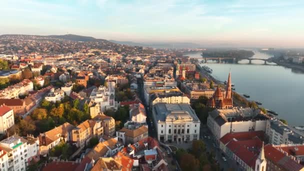 布达佩斯市日出天际线 多瑙河 匈牙利布达一侧 — 图库视频影像
