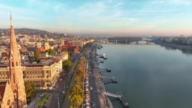 Budapeşte 'nin gündoğumu silueti, hava manzarası. Tuna Nehri, Buda tarafı, Macaristan