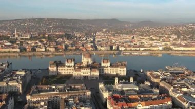 İnanılmaz Skyline, Budapeşte şehrinin Kuş Gözlü Hava Görüntüsü Kurucusu. Gündoğumunda Tuna nehri olan Macar Parlamento Binası. Macaristan