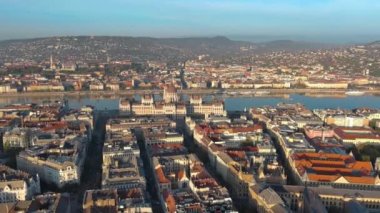 Budapeşte 'deki Macar Parlamento Binası' nın havadan görünüşü. Macaristan 'ın başkentinin gündüz manzarası. Seyahat, turizm ve Avrupa 'nın Siyasi Simgesi Hedefi.