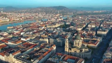 Büyüleyici Gündoğumu, Budapeşte şehrinin gökyüzü görüntüsü sabahın erken saatlerinde St. Stephens Bazilikası Szent Istvan Bazilikası. Macaristan
