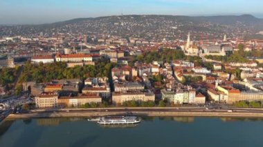Sabah ışığı, Budapeşte, Macaristan 'ın Havadan Görüntü Çekimi. Buda ve Tuna nehri gün doğumunda
