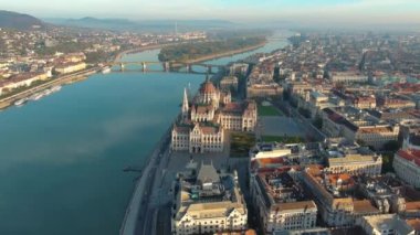 Budapeşte 'deki Macar Parlamento Binası' nın havadan görünüşü. Macaristan 'ın başkentinin gündüz manzarası. Seyahat, turizm ve Avrupa 'nın Siyasi Simgesi Hedefi.