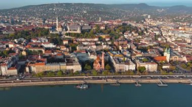 Sabah ışığı, Budapeşte, Macaristan 'ın Havadan Görüntü Çekimi. Buda ve Tuna nehri gün doğumunda