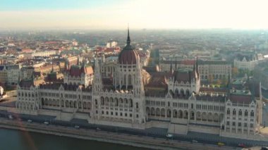 Budapeşte 'deki Macar Parlamento Binası' nın havadan görünüşü. Macaristan 'ın başkentinin gündüz manzarası. Seyahat, turizm ve Avrupa 'nın Siyasi Simgesi Hedefi.