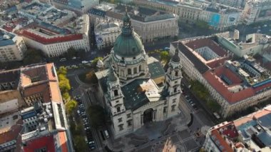 Büyüleyici Gündoğumu, Budapeşte şehrinin gökyüzü görüntüsü sabahın erken saatlerinde St. Stephens Bazilikası Szent Istvan Bazilikası. Macaristan