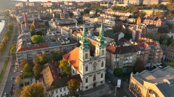 位于Varkerulet区Buda城堡区的罗马天主教教区Felsovizivarosi Szent Anna Plebania的圣安教区 布达佩斯市天际线的空中景观 — 图库视频影像