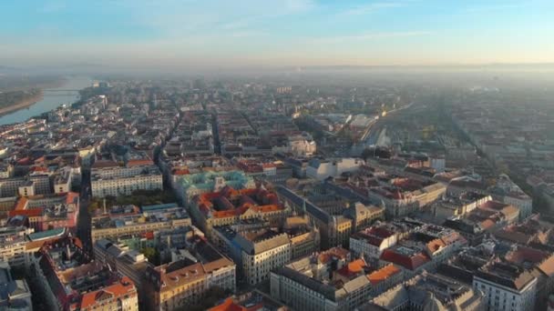 ハンガリー 日の出時のブダペスト市のスカイラインの空中ビュー — ストック動画