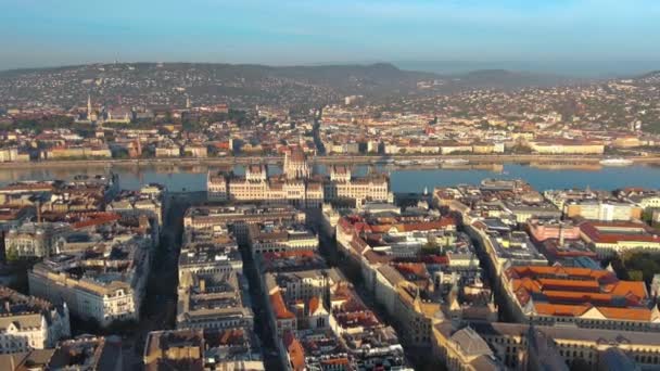 Αεροφωτογραφία Του Κτιρίου Του Ουγγρικού Κοινοβουλίου Στη Βουδαπέστη Ουγγαρία Πρωτεύουσα — Αρχείο Βίντεο