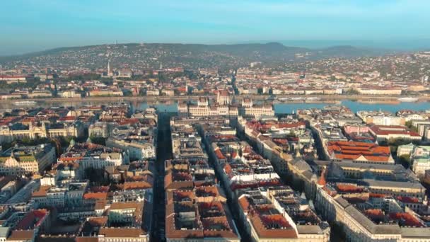 布达佩斯匈牙利议会大楼的空中景观 匈牙利首都城白天的风景 旅游和欧洲政治地标目的地 — 图库视频影像