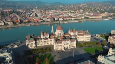 Budapeşte 'deki Macar Parlamento Binası' nın havadan görünüşü. Macaristan 'ın başkentinin gündüz manzarası. Seyahat, turizm ve Avrupa 'nın Siyasi Simgesi Hedefi.