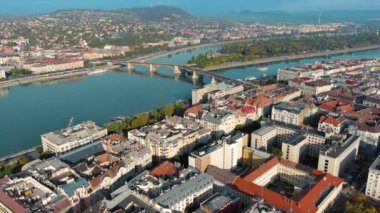 Macaristan 'ın Budapeşte kentinin güneş doğarken havadan görüntüsü alınıyor. Margaret Köprüsü ya da Margit, Tuna Nehri 'nin üstüne saklanmıştı. Şehirde toplu taşıma