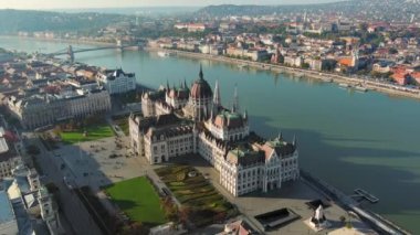 Budapeşte 'deki Macar Parlamento Binası' nın havadan görünüşü. Macaristan 'ın başkentinin gündüz manzarası. Seyahat, turizm ve Avrupa 'nın Siyasi Simgesi Hedefi.
