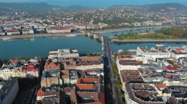 Macaristan 'ın Budapeşte kentinin güneş doğarken havadan görüntüsü alınıyor. Margaret Köprüsü ya da Margit, Tuna Nehri 'nin üstüne saklanmıştı. Şehirde toplu taşıma