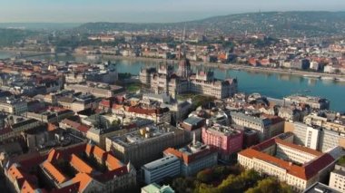 Budapeşte 'deki Macar Parlamento Binası' nın havadan görünüşü. Macaristan 'ın başkentinin gündüz manzarası. Seyahat, turizm ve Avrupa 'nın Siyasi Simgesi Hedefi.