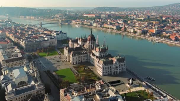 布达佩斯匈牙利议会大楼的空中景观 匈牙利首都城白天的风景 旅游和欧洲政治地标目的地 — 图库视频影像