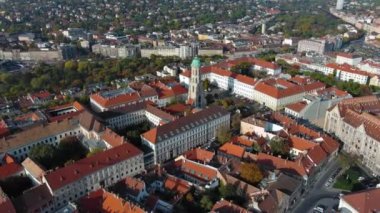 Budapeşte şehrinin gökyüzü manzarası. Buda 'lı Mary Magdalene Kilisesi, Varkerulet Bölgesi' nin en eski kiliselerinden biri, Buda Kalesi Bölgesi. Macaristan