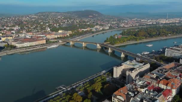 Létrehozása Aerial View Shot Budapest Magyarország Napkeltekor Margit Híd Vagy — Stock videók