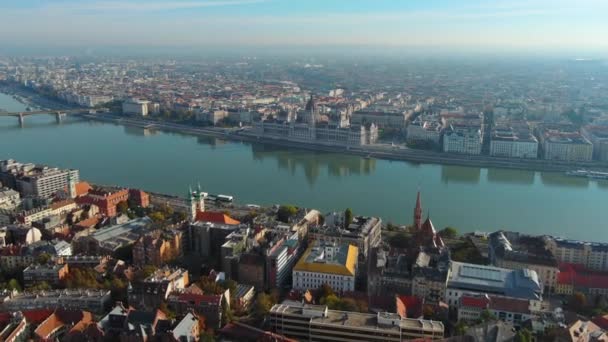 ブダペストのハンガリー議会ビルの空中ビュー 昼間のハンガリーの首都の風景 欧州政治ランドマーク先 — ストック動画