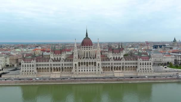 Aufnahme Aus Der Luft Von Budapest Ungarn Ungarisches Parlamentsgebäude Bewölkter — Stockvideo