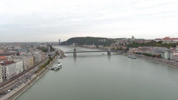 乌云密布的日子里 空中无人驾驶飞机对多瑙河游轮 城堡山 Buda城堡 Gellert山和多瑙河城堡进行了拍摄 — 图库视频影像