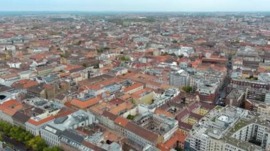 Budapeşte 'nin tipik binalarının hava manzarası gökyüzü bulutlu bir gün, Macaristan