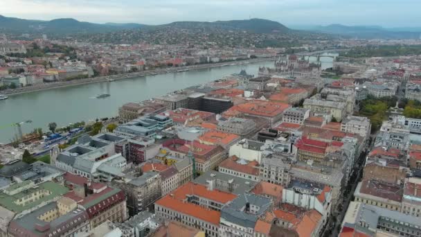 Воздушный Вид Будапешт Венгрия Здание Парламента Венгрии Пасмурный День — стоковое видео