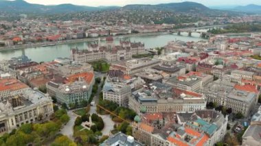 Budapeşte, Macaristan, Macaristan Parlamento Binası 'nın Hava Görüntüsü Çekimi, Bulutlu Gün