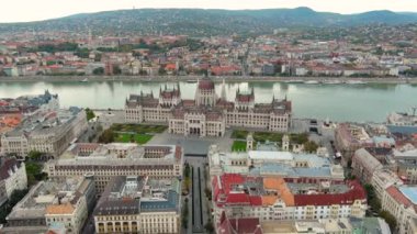 Budapeşte, Macaristan, Macaristan Parlamento Binası 'nın Hava Görüntüsü Çekimi, Bulutlu Gün