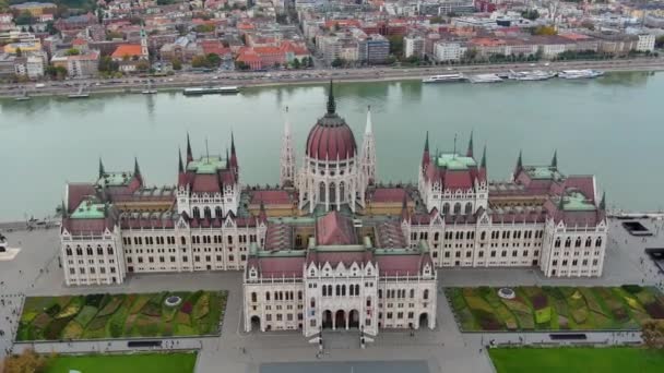 Ustanowienie Aerial View Shot Budapesztu Węgry Budynek Parlamentu Węgierskiego Pochmurny — Wideo stockowe