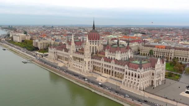 Vue Aérienne Budapest Hongrie Palais Parlement Hongrois Journée Nuageuse — Video