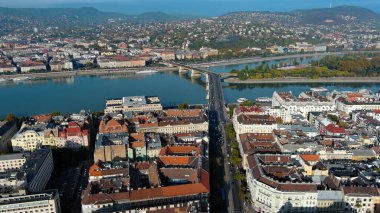 Macaristan 'ın Budapeşte kentinin güneş doğarken havadan görüntüsü alınıyor. Margaret Köprüsü ya da Margit, Tuna Nehri 'nin üzerine saklanmıştı.