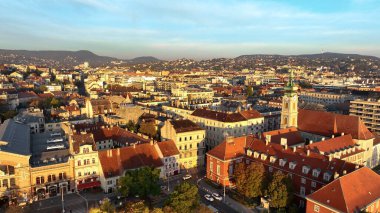 Macaristan 'ın Budapeşte şehrinin hava manzarası gün doğumunda yükseliyor