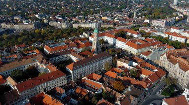 Budapeşte şehrinin gökyüzü manzarası. Buda 'lı Mary Magdalene Kilisesi, Varkerulet Bölgesi' nin en eski kiliselerinden biri, Buda Kalesi Bölgesi.