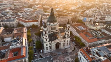 Budapeşte şehrinin hava manzarası ufuk çizgisi ve güneş doğarken Aziz Stephens Bazilikası, Macaristan