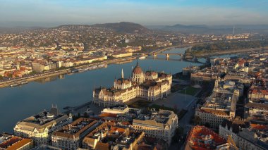 Budapeşte 'deki Macar Parlamento Binası' nın havadan görünüşü. Macaristan 'ın başkentinin gündüz manzarası. Turizm ve Avrupa Siyasi Yer İdaresi