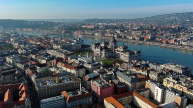 Budapeşte 'deki Macar Parlamento Binası' nın havadan görünüşü. Macaristan 'ın başkentinin gündüz manzarası. Turizm ve Avrupa Siyasi Yer İdaresi