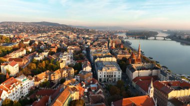 Budapeşte 'nin gündoğumu silueti, hava manzarası. Tuna Nehri, Buda tarafı, Macaristan
