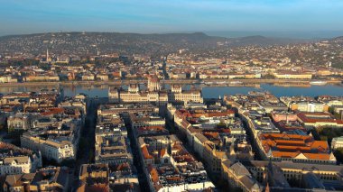 Budapeşte 'deki Macar Parlamento Binası' nın havadan görünüşü. Macaristan 'ın başkentinin gündüz manzarası. Turizm ve Avrupa Siyasi Yer İdaresi